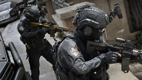Arte oficial de Call of Duty: Modern Warfare com soldado em operação