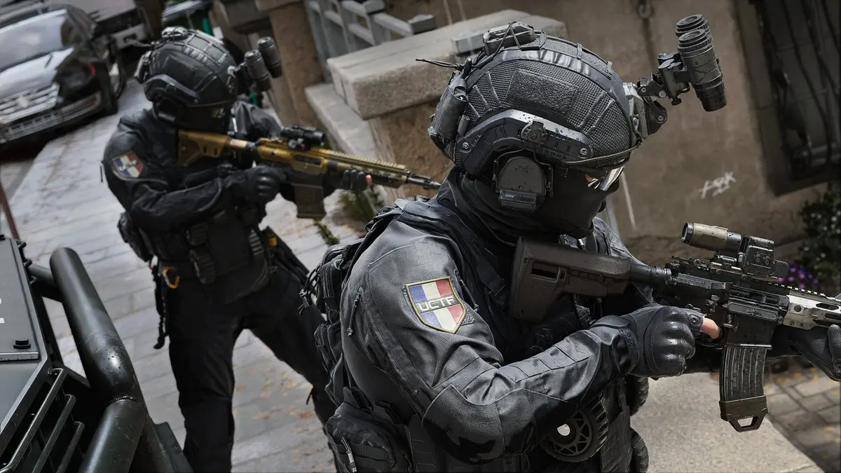 Arte oficial de Call of Duty: Modern Warfare com soldado em operação