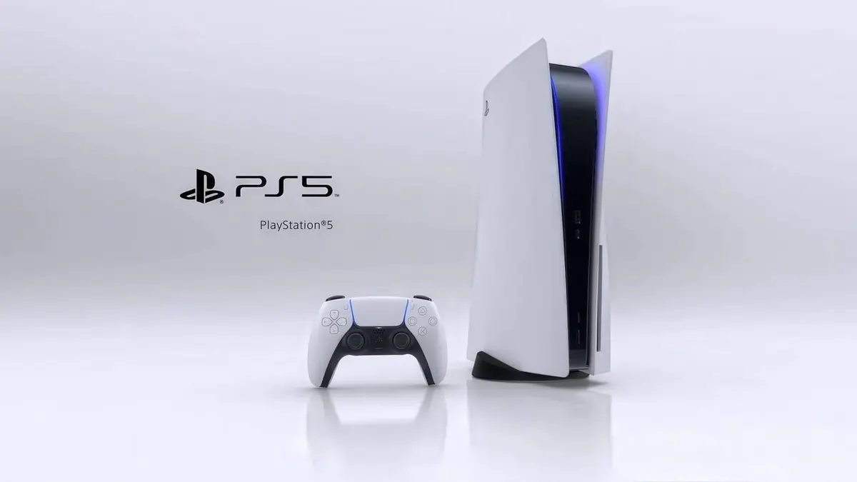 Console PlayStation 5 branco em pé ao lado do controle DualSense