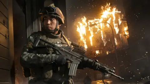 Soldado armado diante de um prédio em chamas em Call of Duty: Modern Warfare 4