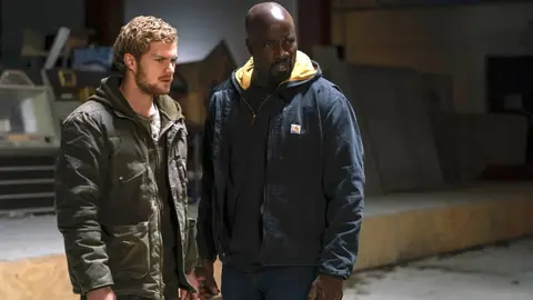 Finn Jones e Mike Colter como Punho de Ferro e Luke Cage em cena da série