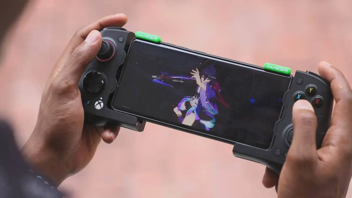 Controle GameSir X4 Aileron encaixado num celular, segurado com as duas mãos