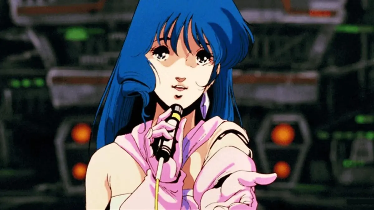 Lynn Minmay, personagem de Macross, canta ao microfone em cena do anime