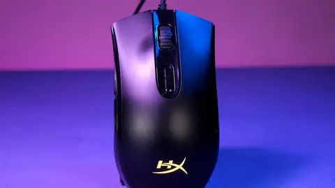Mouse gamer HyperX Pulsefire Core preto com logo iluminado