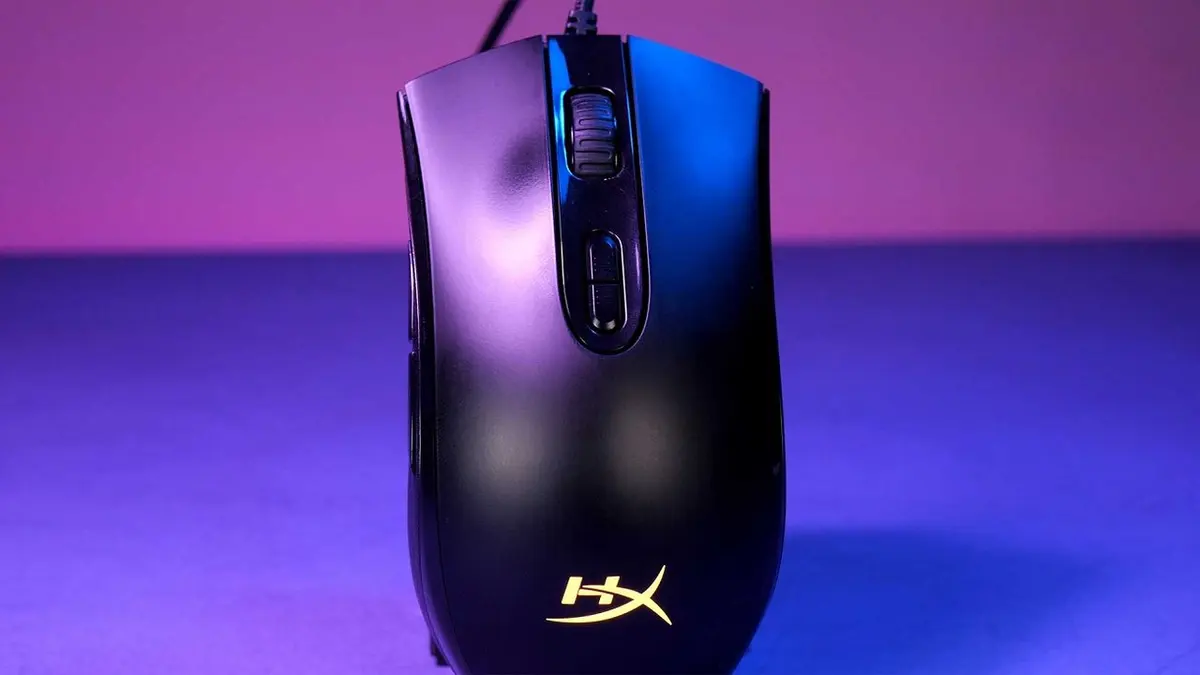 Mouse gamer HyperX Pulsefire Core preto com logo iluminado
