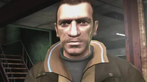 Niko Bellic, protagonista de GTA IV, em captura de tela do jogo, de jaqueta marrom em ambiente interno escuro