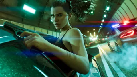 Mulher com pistola encostada em carro num túnel, com luzes de viatura ao fundo, em cena de Grand Theft Auto VI