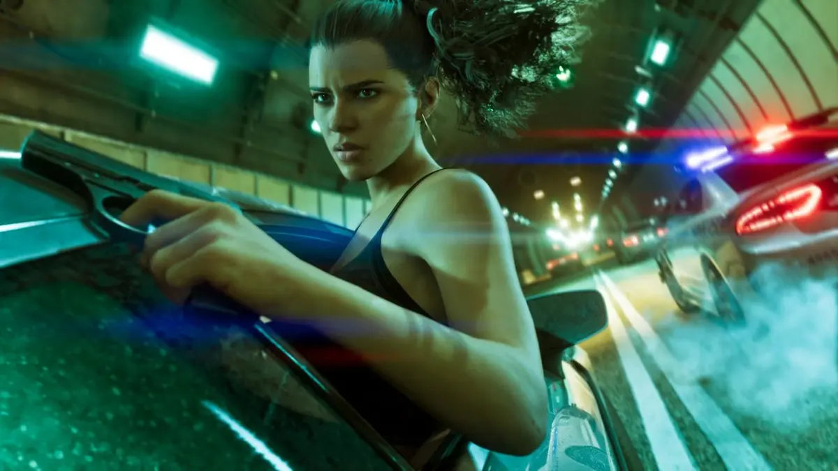 Mulher com pistola encostada em carro num túnel, com luzes de viatura ao fundo, em cena de Grand Theft Auto VI