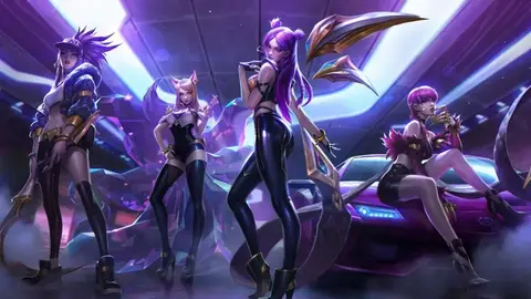 Quatro personagens femininas de League of Legends em cenário roxo e neon, com um carro esportivo roxo ao fundo